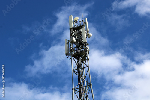 Antenne relais téléphonie mobile sous le ciel bleu