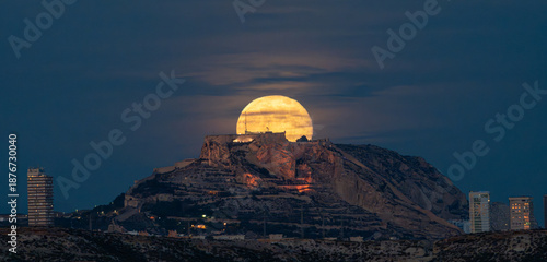 Fotografía Super moon rising over santa barbara castle alicante spain