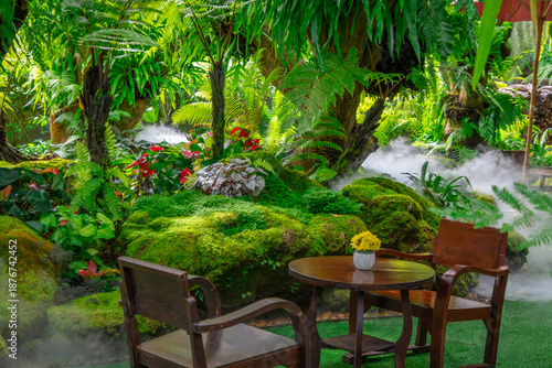 Foto beautiful garden in the courtyard of a restaurant in Thailand