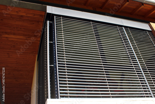 Φωτογραφία Store, brise soleil orientable en aluminium