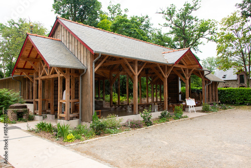 Bâtisse en bois, préau