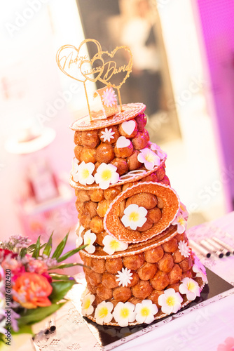 Pièce montée de mariage, présentation du gâteau