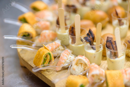 Cocktail, toasts et petits fours, traiteur de mariage