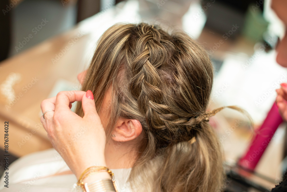 Fototapeta premium Coiffure femme, boucles et chignon de mariage