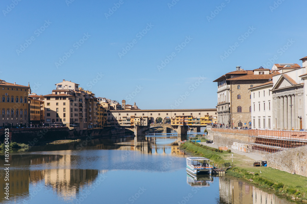 Obraz premium Ponte Vecchio bridge spanning Arno River in Florence