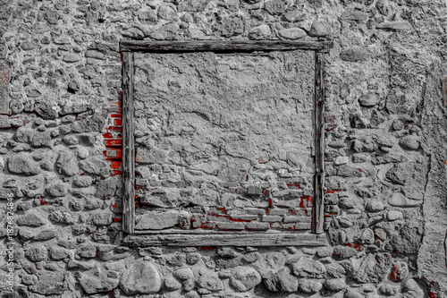 Verwitterter Holzrahmen in einer alten Steinmauer