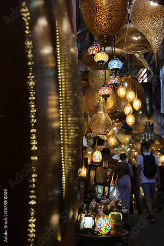 Commerce de luminaires dans le souk de Marrakech