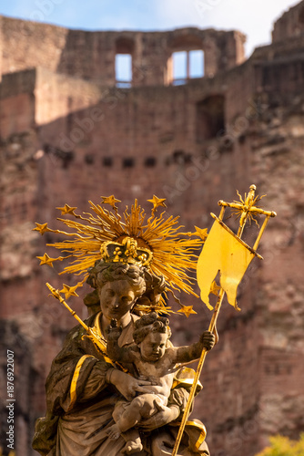 Heidelberg, Kornmarkt mit der Madonnen-Statue vor dem Heidelberger Schloss 