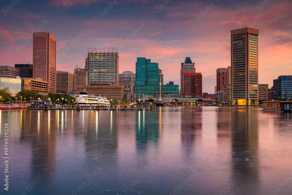 Obraz premium Baltimore, Maryland, USA. Cityscape image of downtown Baltimore, Maryland with reflection of the skyline in the water at beautiful autumn sunrise