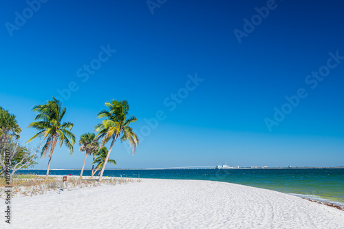 Plage de Northern Sanibel sur l'île de Sanibel en Floride, sous un grand ciel bleu