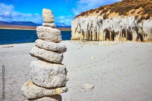 Schilderij op canvas Crowley Lake Stone Columns and Cairn Beside Blue Water in the Eastern Sierra