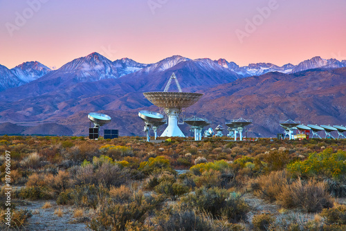 Cuadro en lienzo Owens Valley Radio Observatory Array with Sierra Nevada Mountains at Sunset Cali