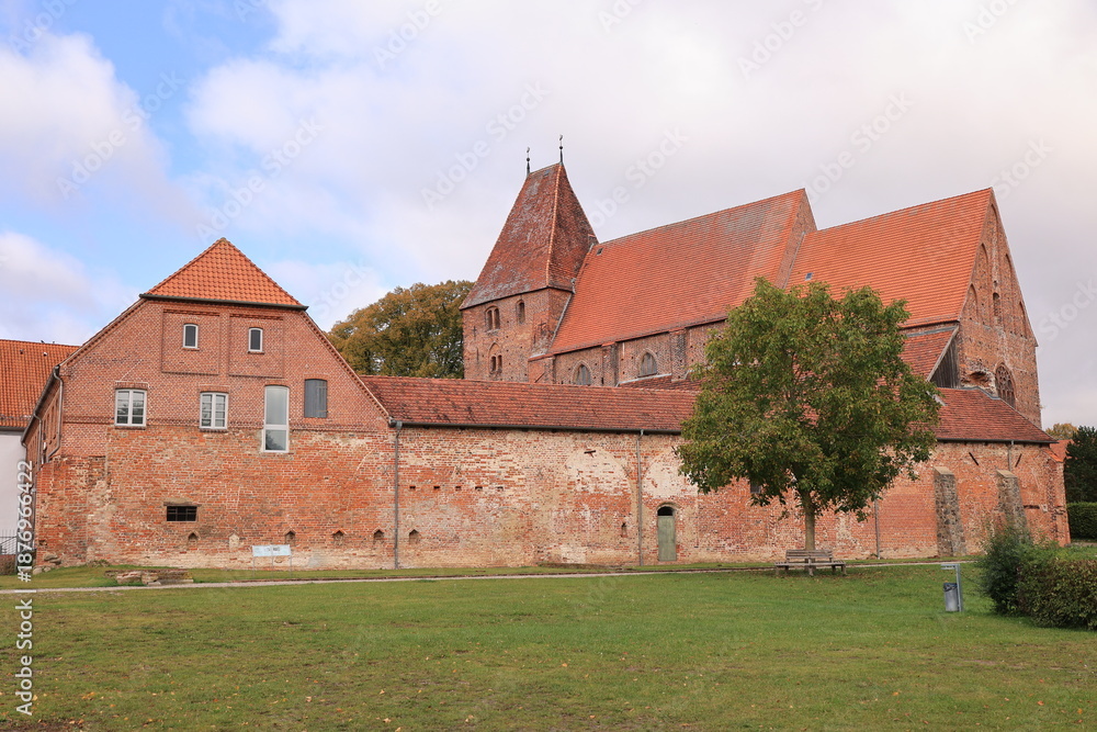 Fototapeta premium Blick auf Kloster Rehna in Mecklenburg-Vorpommern