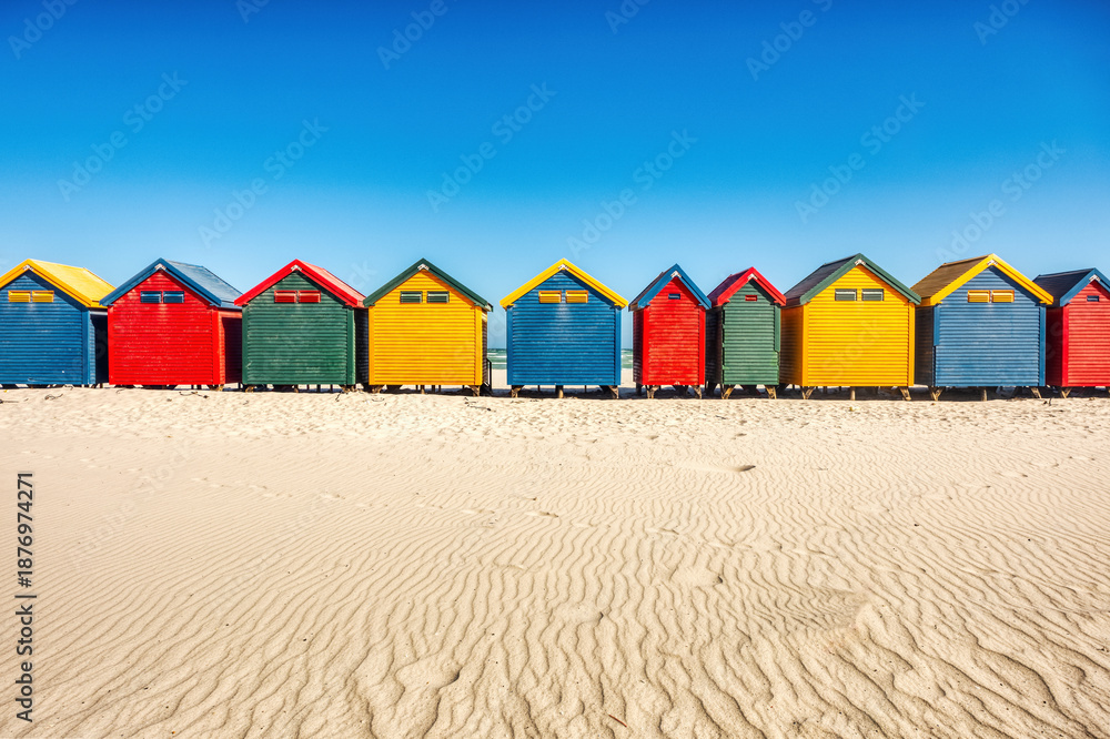Obraz premium Muizenberg Beach Huts in Cape Town during a Sunny Day