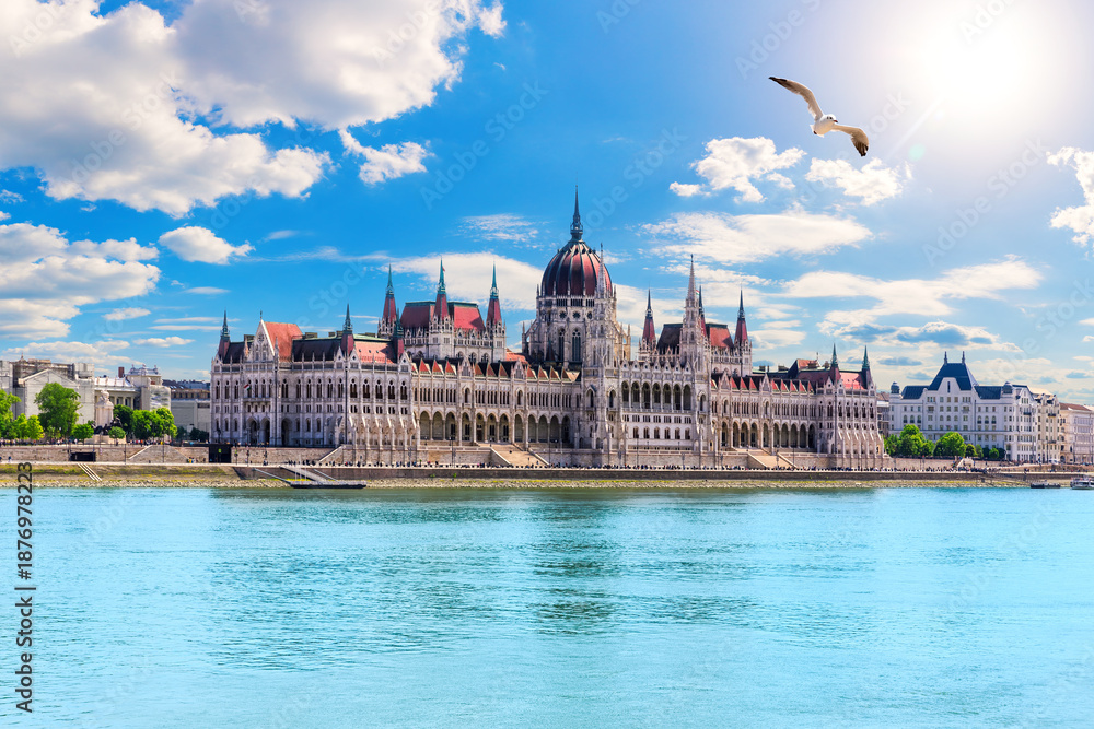 Obraz premium Scenic view of the Parliament of Hungary and Danube River under cloudy sky, Budapest