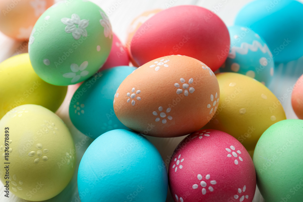 Naklejka premium Beautiful decorated Easter eggs on table, closeup