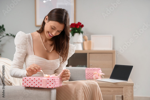 Beautiful young woman unwra...