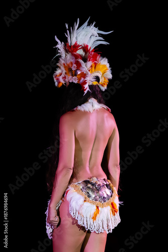 Vászonkép Poised Tahitian dancer in lauhala headdress and traditional skirt, viewed from behind in a powerful moment that honors Polynesian culture, ancestral roots, and expressive island arts and tradition