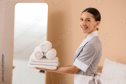 Young chambermaid with clea...