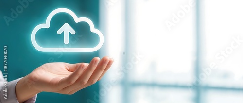 手のひらに浮かぶ雲型アップロード象徴の未来的表現