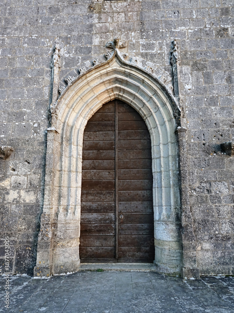 Fototapeta premium porte fermée de l'église Sainte-Radegonde de Talmont-sur-Gironde