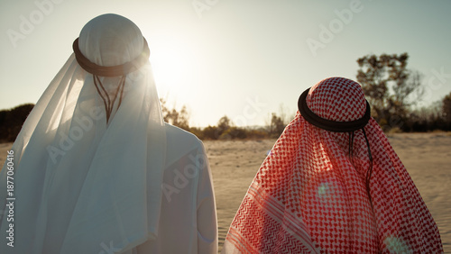 Εκτύπωση καμβά Two Sheiks Looking At The Sun