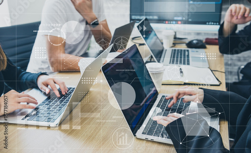 ビジネスミーティングのイメージシーン　ノートパソコンを囲んで仕事をするチームの作業風景