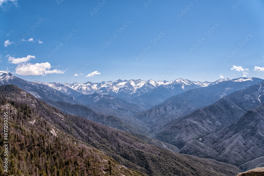 Obraz premium The mountains are covered in snow and the sky is clear. The view is breathtaking and serene