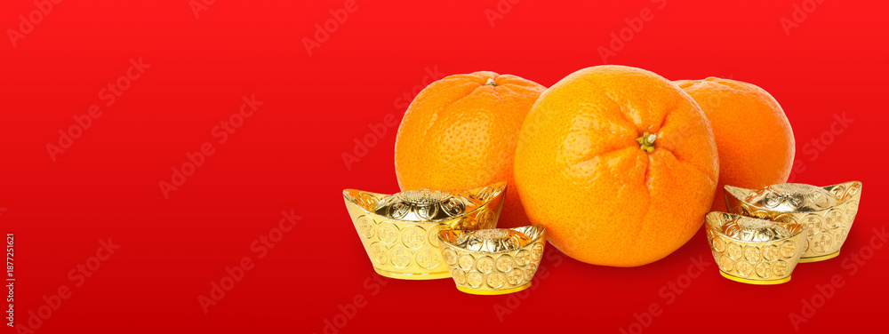 Obraz premium Oranges and gold ingots symbolize wealth for New Year