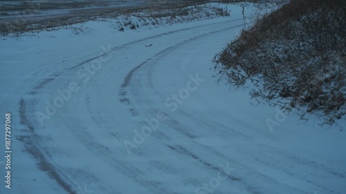 冬の荒れた海の見える道のカーブ