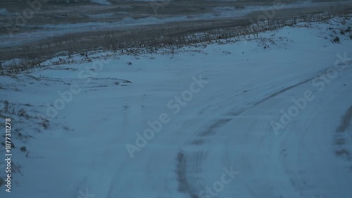 冬の荒れた海の見える道のカーブ