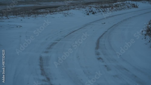 冬の荒れた海の見える道のカーブ