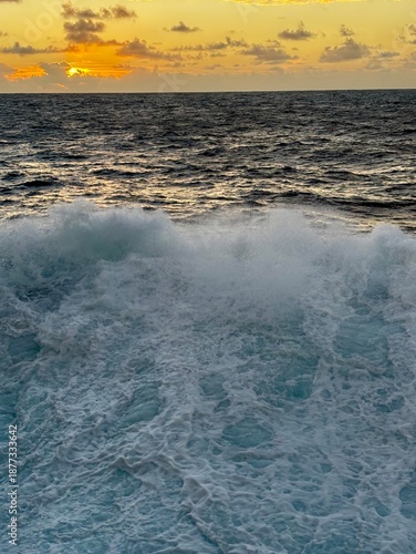 starker Wellengang auf dem Nordatlantik im Licht der untergehenden Sonne