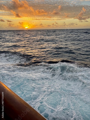 Sonnenuntergang im Nordatlantik von der Reeling eines Kreuzfahrtschiffes aus