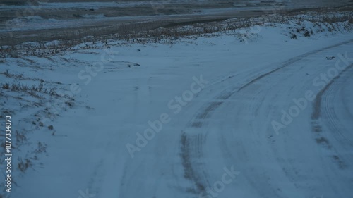 冬の荒れた海の見える道のカーブ