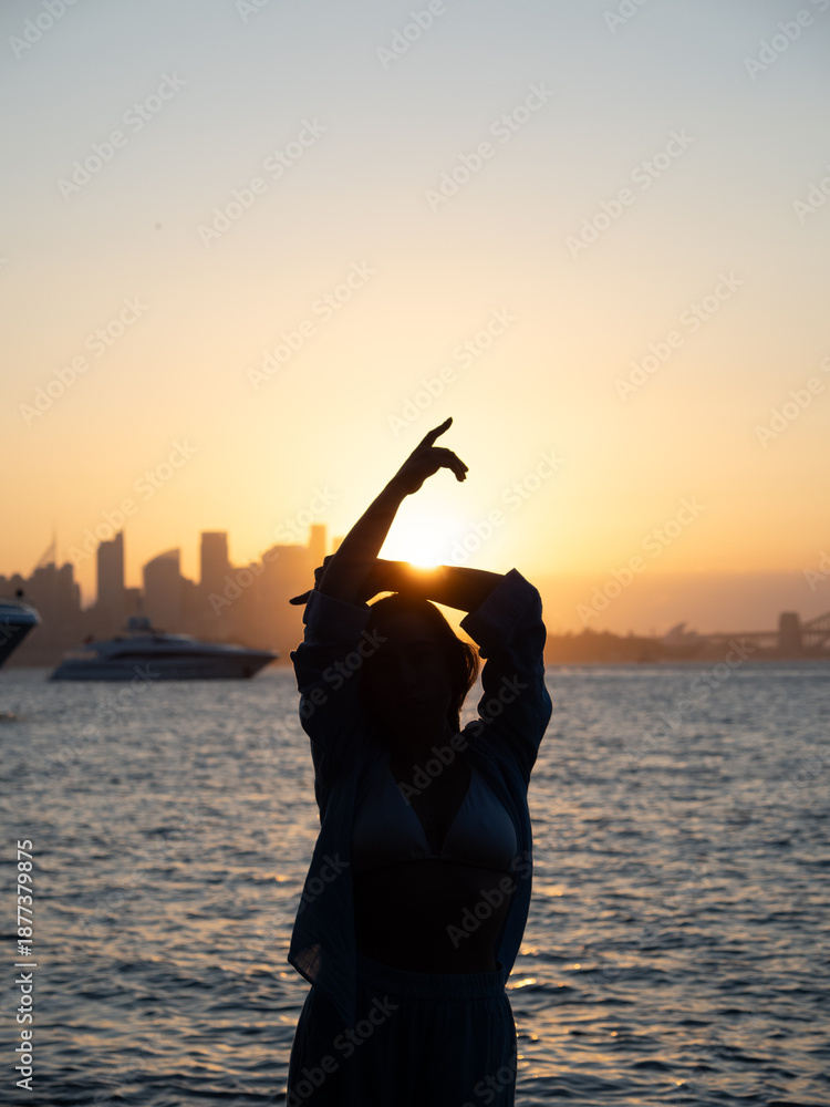 Fototapeta premium silhouette of a woman in the sunset
