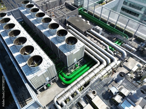 Obraz na plátne Aerial view of complex industrial piping and cooling towers on a building rooftop