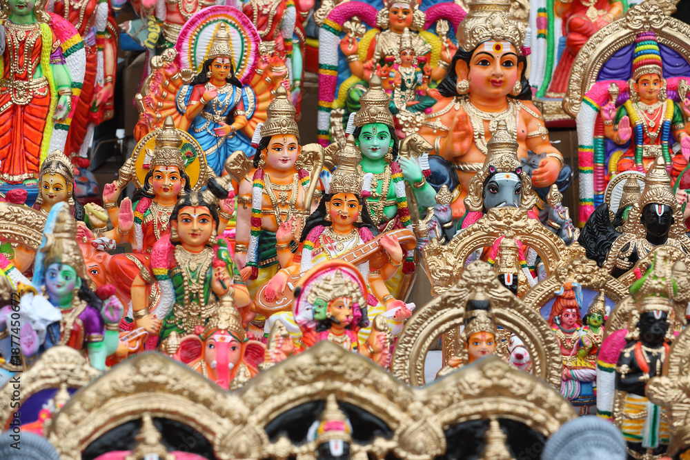 Obraz premium Hindu God and Goddess idols displayed for sale in a shop for the golu festival