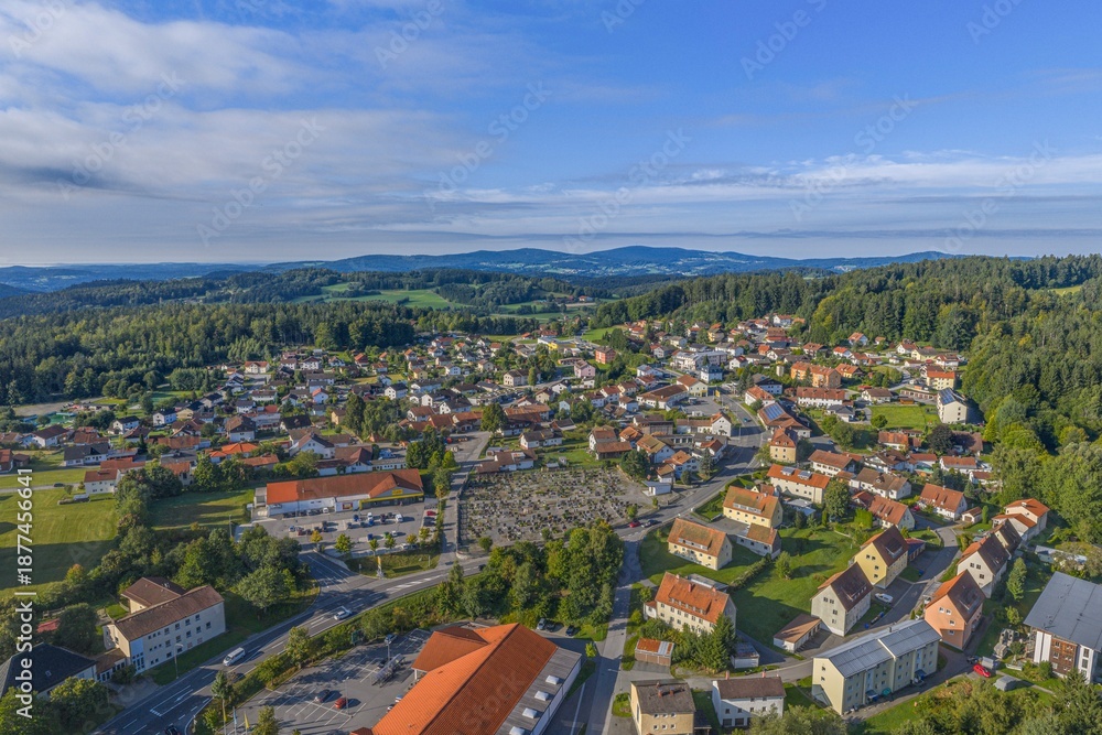 Obraz premium Die Gemeinde Spiegelau am Nationalpark Bayerischer Wald aus der Vogelperspektive