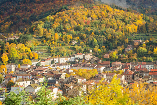 La ville de Lamastre (Ardèche) en automne