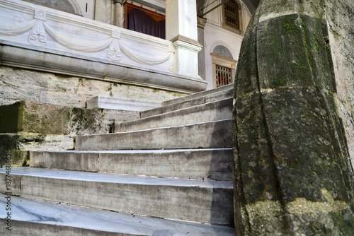 Schilderij op canvas Detailed Shot of the Marble Steps of the Historic Mosque