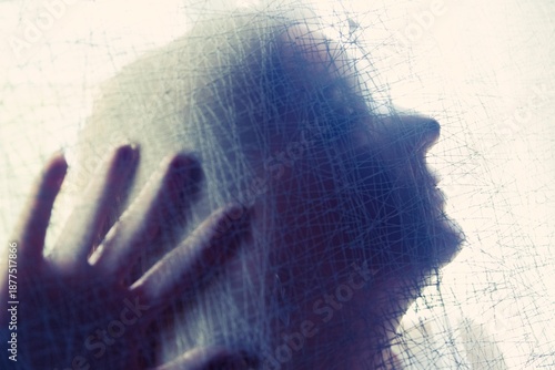 Bild auf Leinwand Silueta tras superficie translúcida texturizada con mano extendida