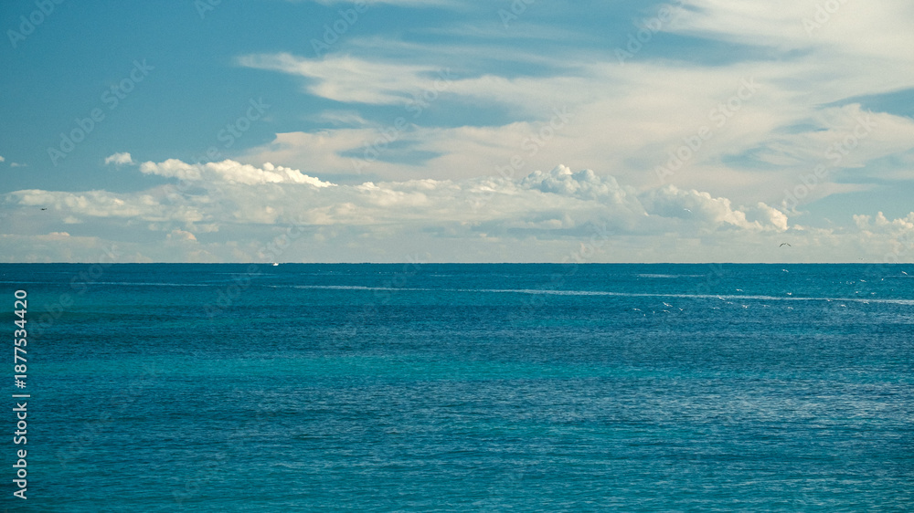 Obraz premium Tranquil Ocean Horizon under Blue Sky