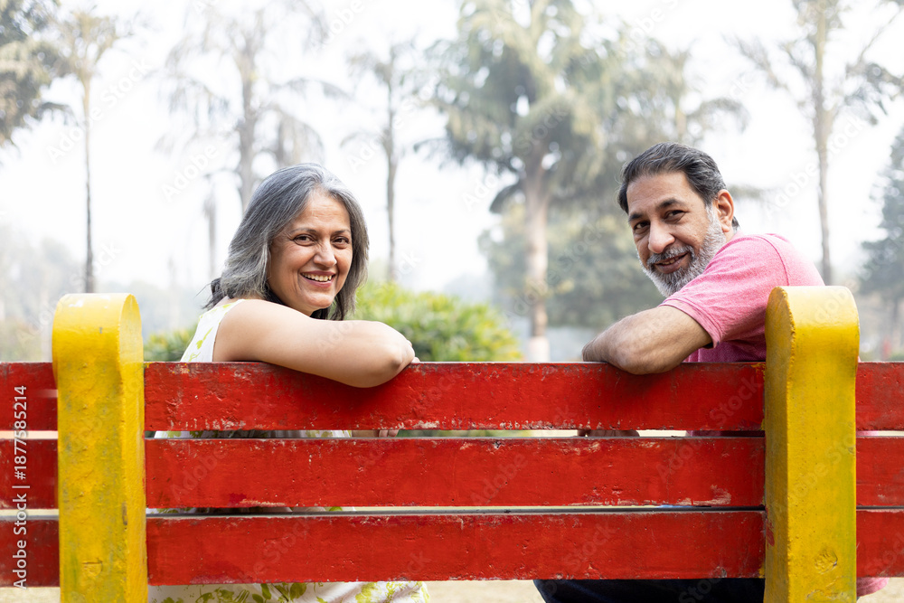 Obraz premium Indian Senior happy couple enjoying in park. Elderly couple embracing, spending time and having fun in vacation time. Senior citizens care hugging or date at the park for romance after retirement. Sen