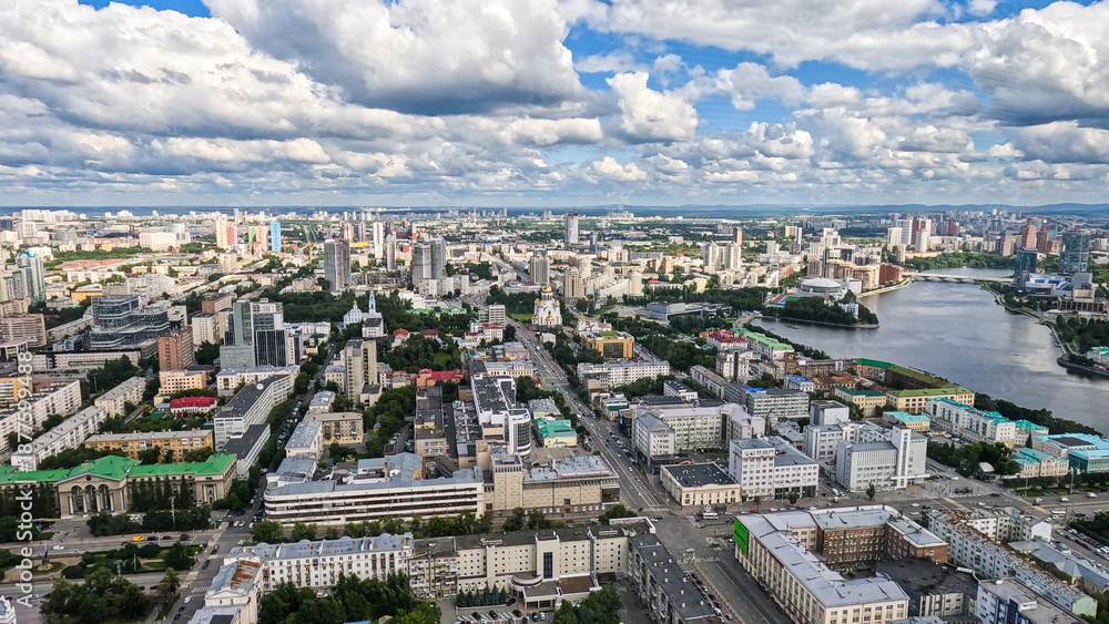 Obraz premium A panorama of a large developing city with diverse architecture.