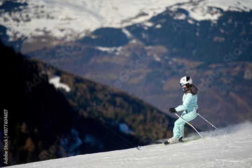 Foto Young skier carving on snowy alpine slope