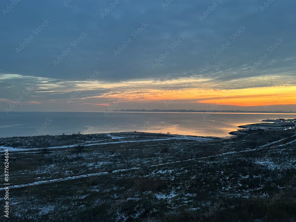 Obraz premium Sunset Sky with Bright Clouds and Evening Light