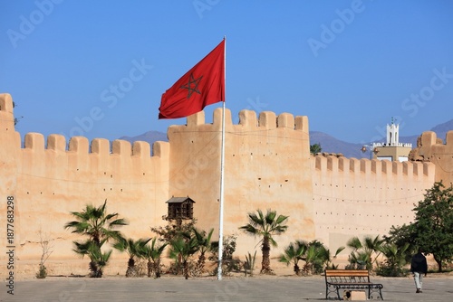 Fotografía Ramparts and Moroccan flag in Taroudant city, Morocco.