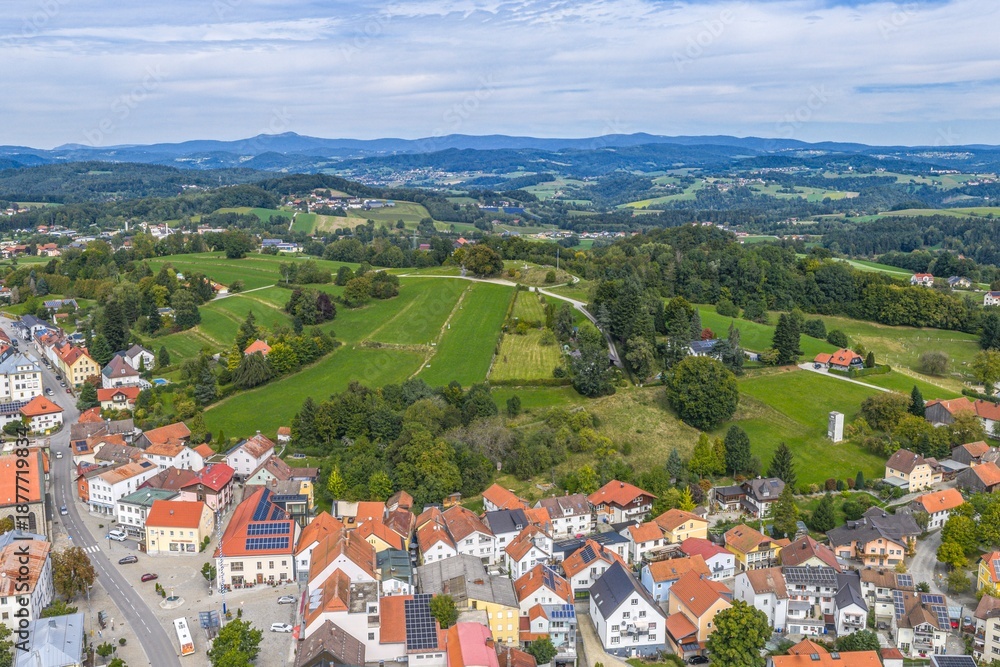 Fototapeta premium Ausblick von oben auf den Markt Tittling im Dreiburgenland in der Region Donau-Wald