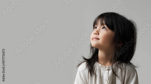 上を見上げる女の子